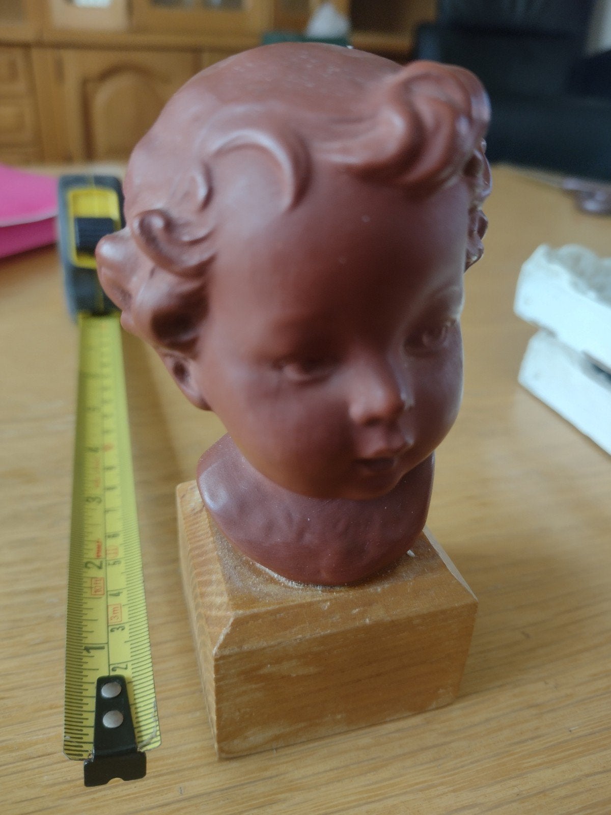 Antieke terracotta buste van een kind op houten sokkel, Antiek en Kunst, Overige onderwerpen, Minder dan 20 cm, Buste, Ophalen of Verzenden
