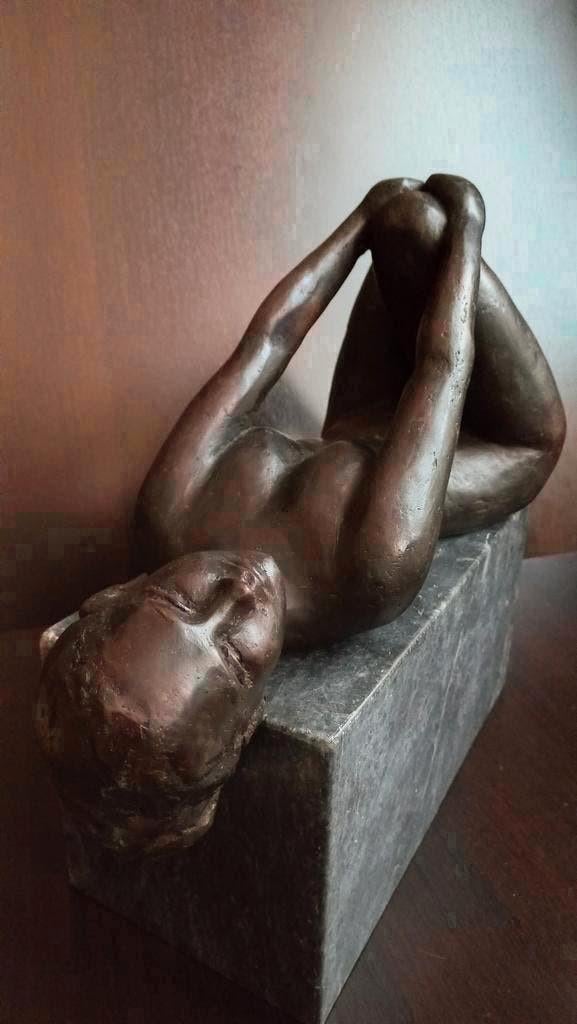 Brons beeld Vrouw Liggend op marmeren sokkel, Antiek en Kunst, Antiek | Koper en Brons, Ophalen of Verzenden, Brons