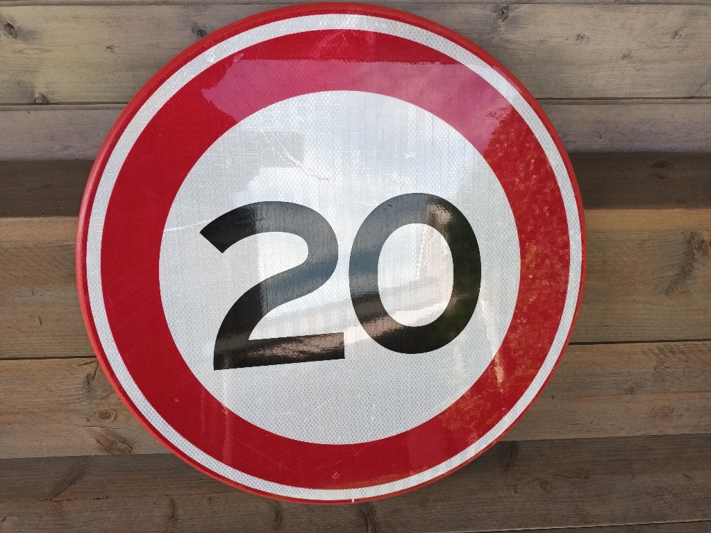 verkeersbord - maximum snelheids 20 km - bevestigingsbeugels, Ophalen of Verzenden, Zo goed als nieuw