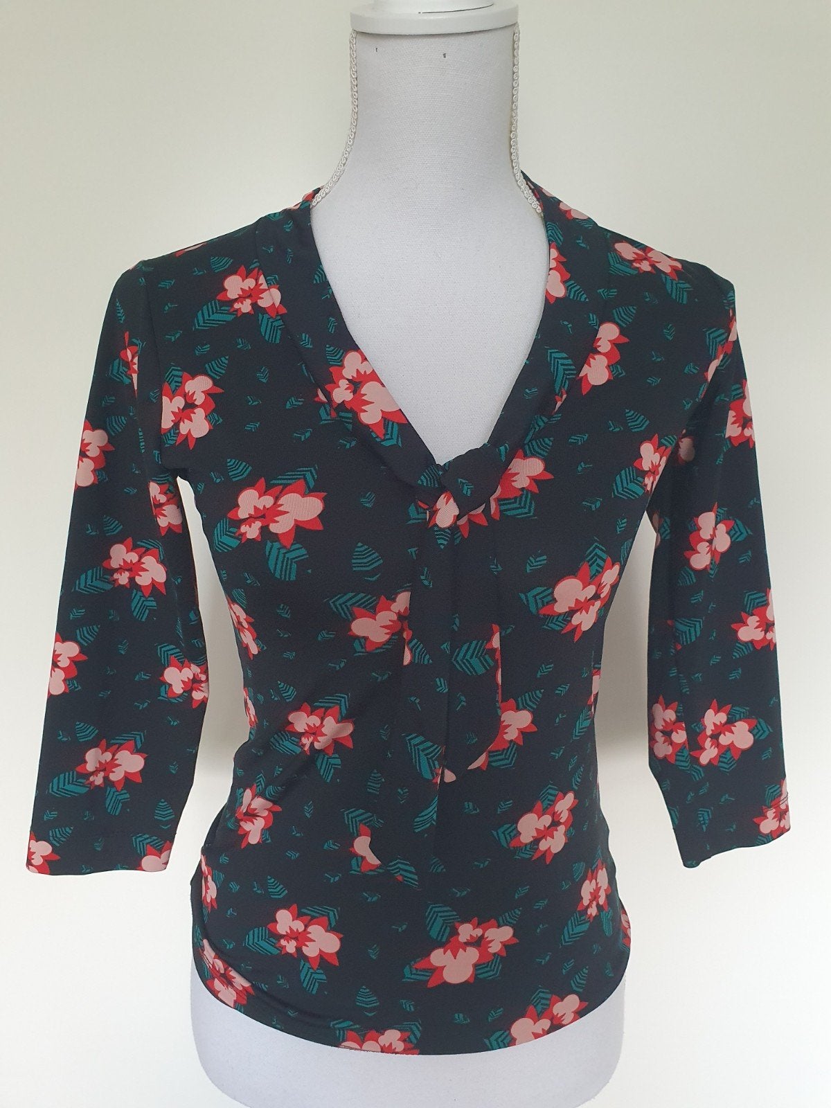 Zwarte top met roze, rode bloemen v Zoë Loveborn mt XS, Zwart, Ophalen of Verzenden, Zo goed als nieuw, Korte mouw