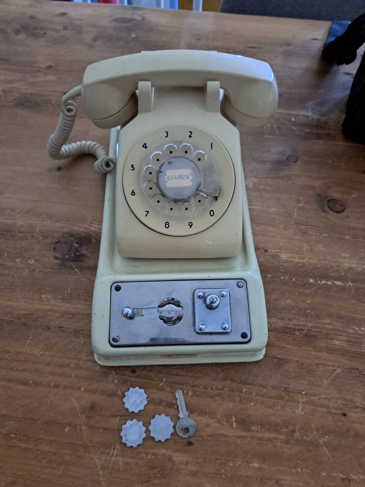 JAREN 70 TURKSE KUMTEL HOTEL TELEFOON MET MUNTJES BAKELIET, Telecommunicatie, Ophalen of Verzenden, Gebruikt, Bakeliet