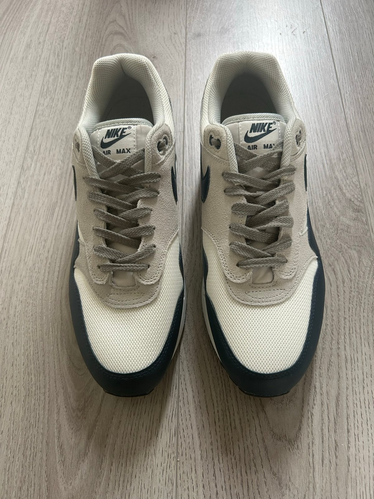 Nike Air Max 1 Essential - Maat 46 - blauw/wit/grijs, Kleding | Heren, Schoenen, Ophalen of Verzenden, Nieuw, Overige kleuren