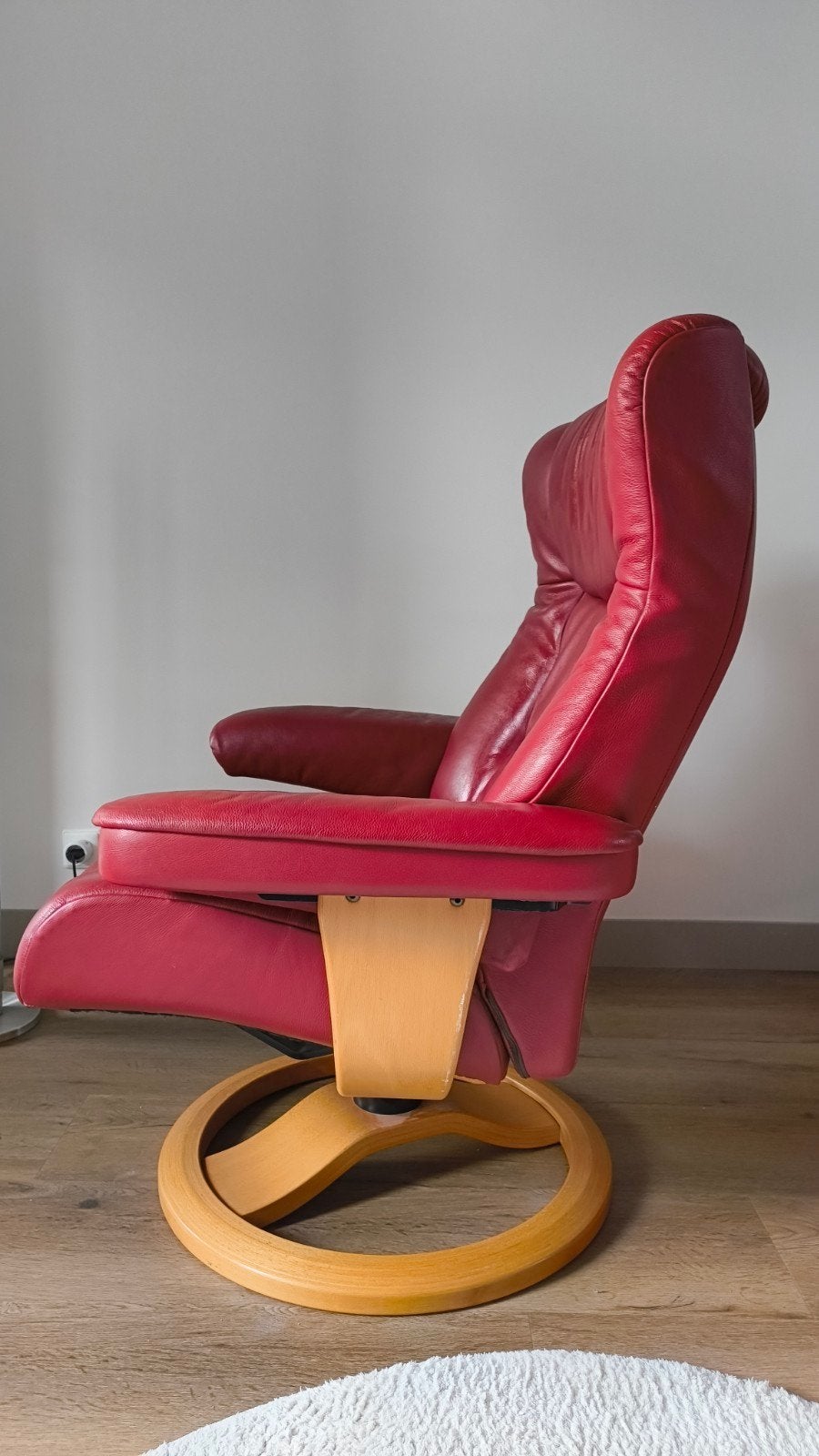 Foto 3 van Comfortabele rode leren relaxfauteuil met houten onderstel