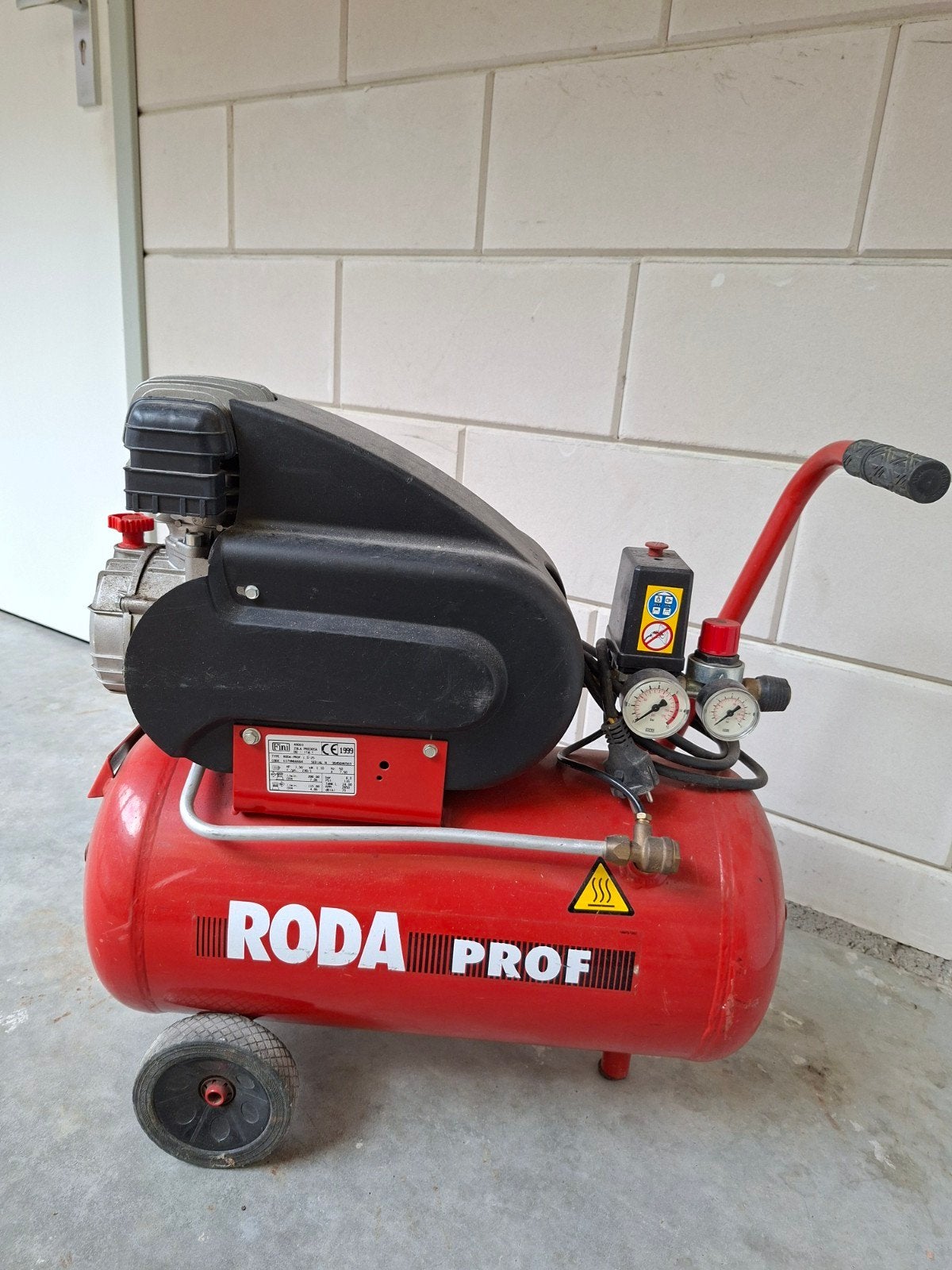 RODA PROF Compressor - Compact en Mobiel, Doe-het-zelf en Verbouw, Gebruikt, 6 tot 10 bar, Ophalen of Verzenden, Minder dan 200 liter/min