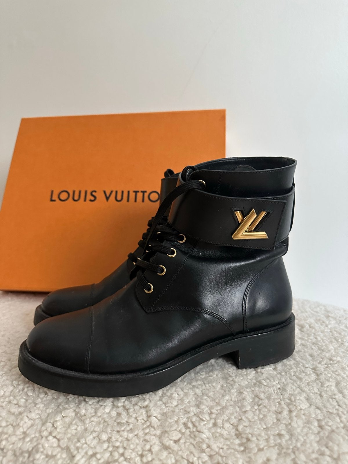 Louis Vuitton Zwarte Leren Veterlaarzen met LV-logo, Ophalen of Verzenden, Zo goed als nieuw, Zwart, Lage of Enkellaarzen