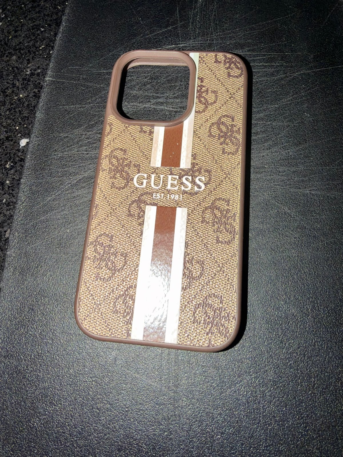 Guess hoesje voor iPhone 15 Pro - Stijlvolle bescherming, Bruin, Nieuw, Hoesje of Tasje, Kunststof