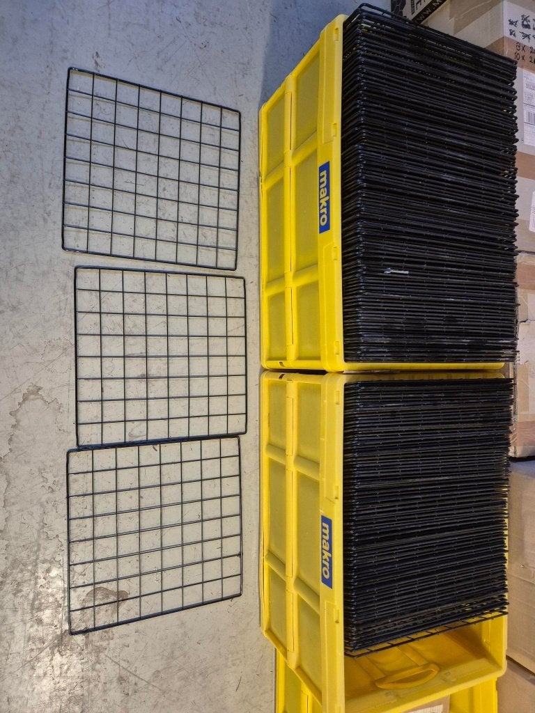 250 metalen rekjes voor kubus kast, Ophalen, Zo goed als nieuw
