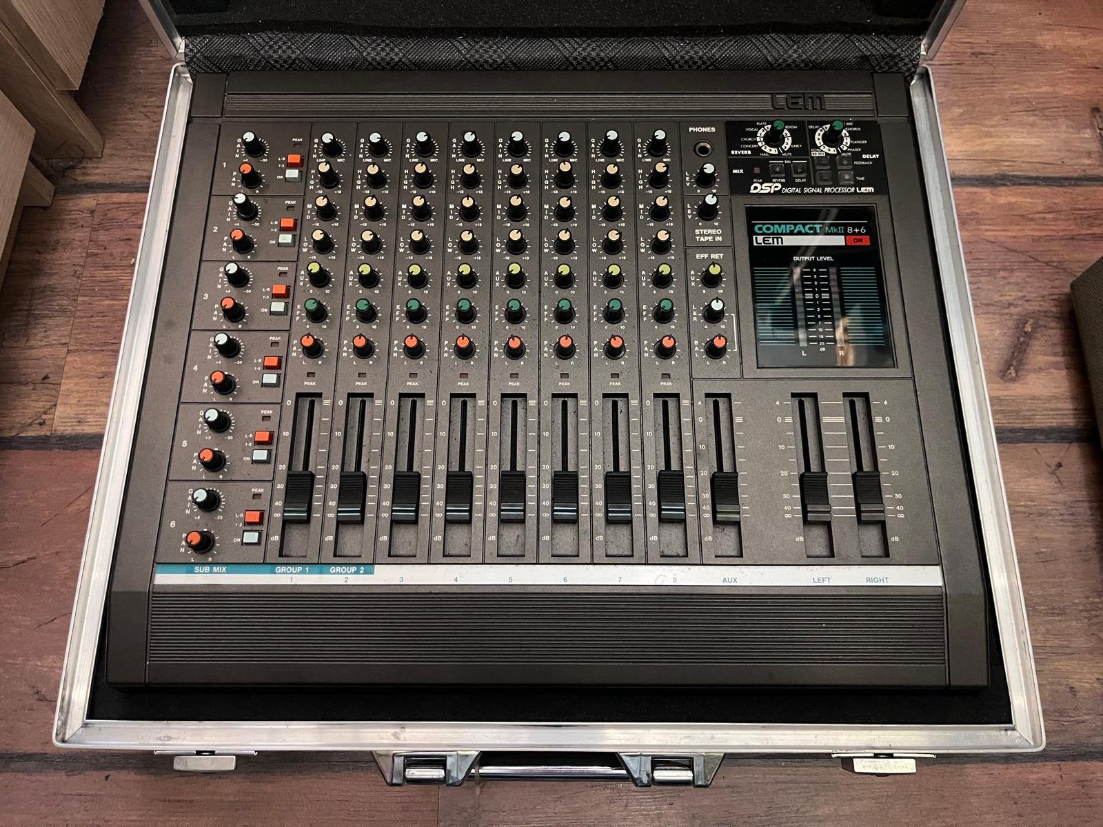 LEM Compact MkII 8+6 versterkte mixer met flightcase, Ophalen, Gebruikt, 10 tot 20 kanalen, Microfooningang