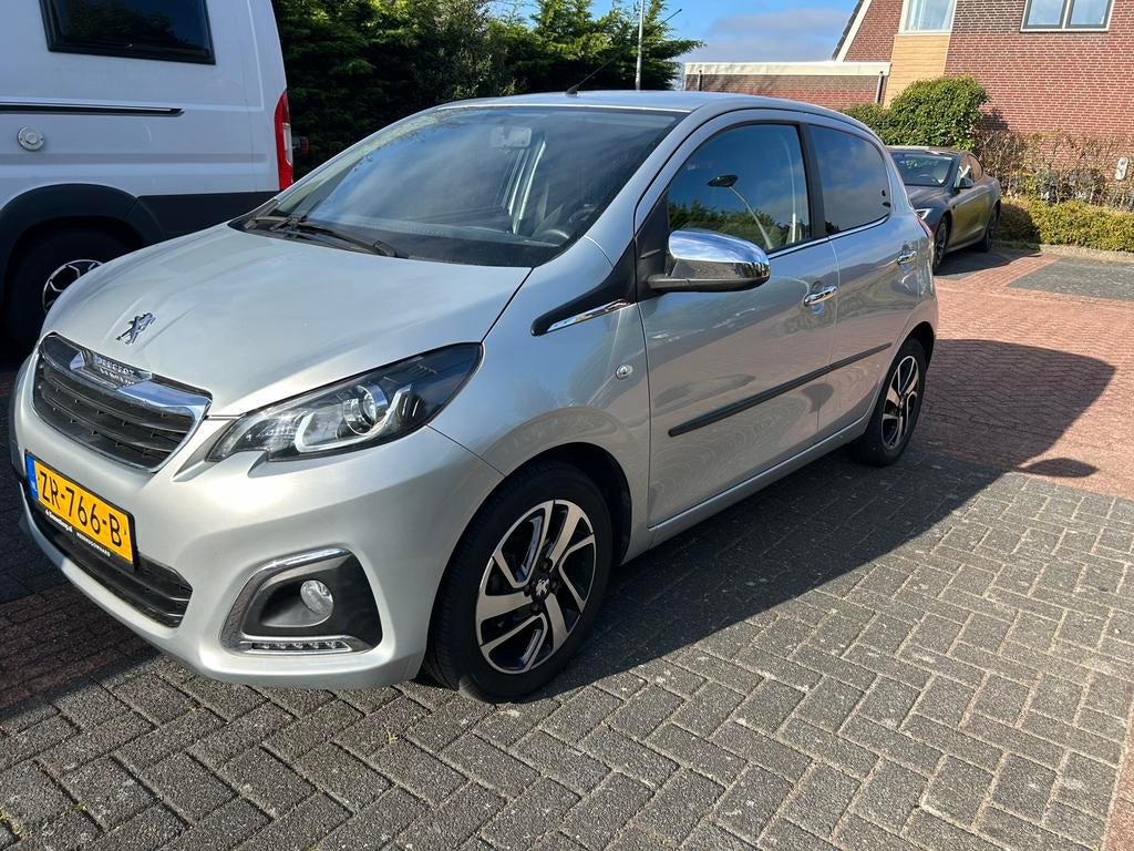 Peugeot 108 1.0 E-vti 72pk 5D 2019 Zilvergrijs, Voorwielaandrijving, Stof, Zwart, 4 stoelen