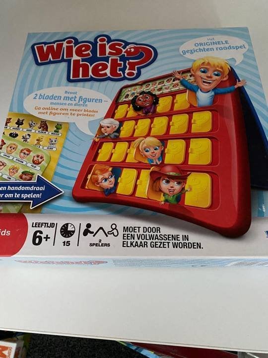 Wie is het? - Hasbro raadspel 6+ met 2 bladen, Hobby en Vrije tijd, Ophalen of Verzenden, Zo goed als nieuw