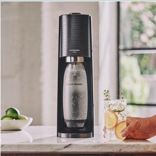 sodastream met 2 CO2 cilinders en 1 ongebruikte 1L fles, Witgoed en Apparatuur, Ophalen, Zo goed als nieuw