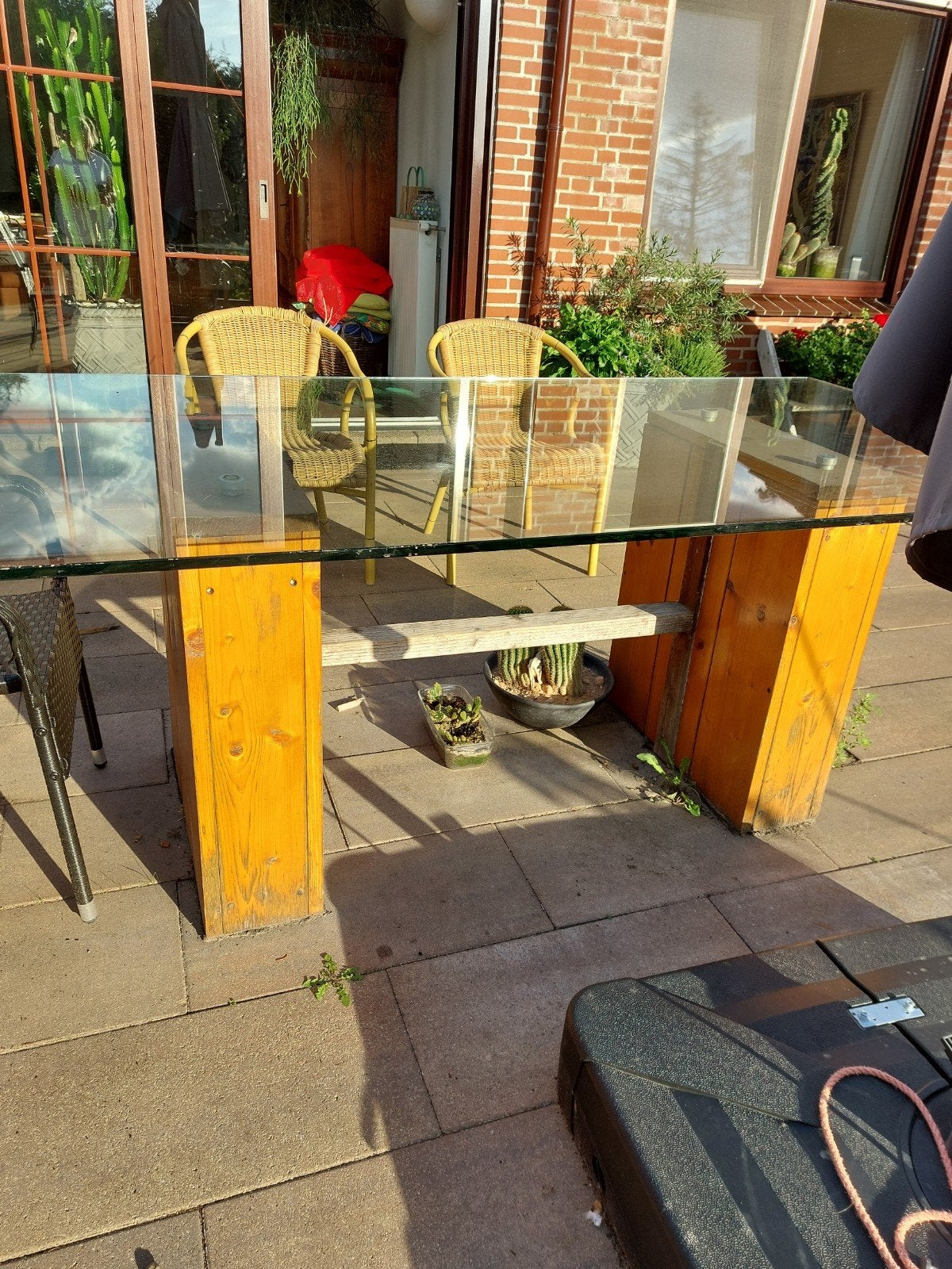 GRATIS Tuintafel met gehard glazen blad en houten onderstel, Ophalen, Gebruikt, Rechthoekig, Overige materialen