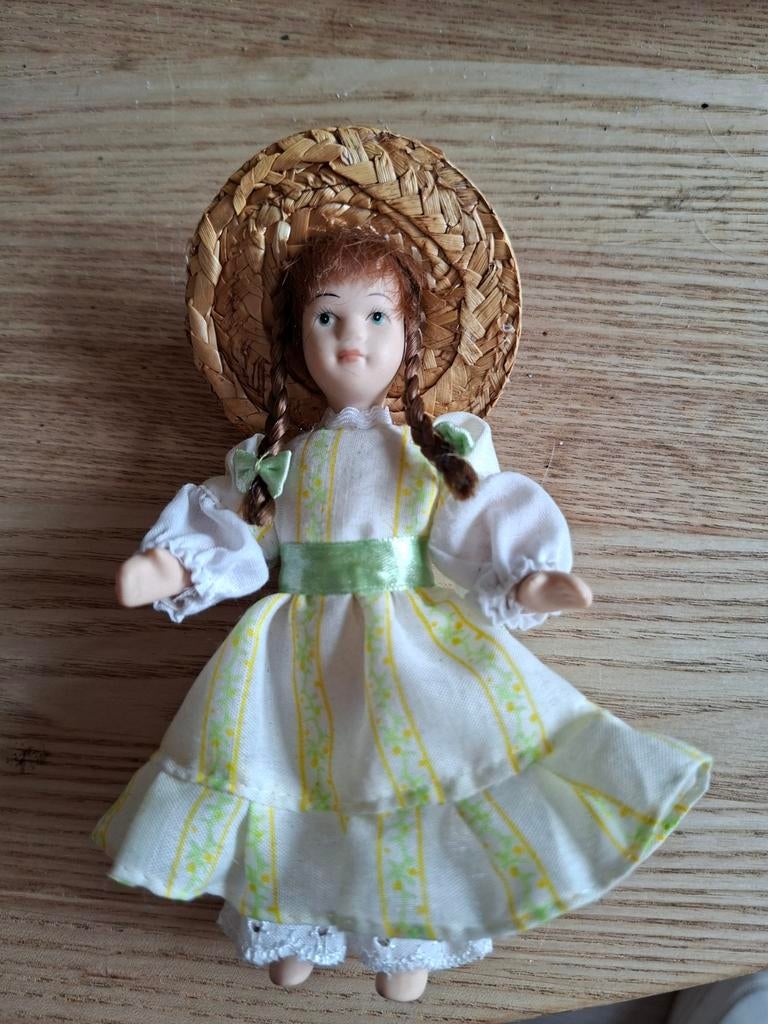 Popje , porselein, Verzamelen, Poppenhuizen en Toebehoren, Ophalen of Verzenden, Zo goed als nieuw, Poppenhuis