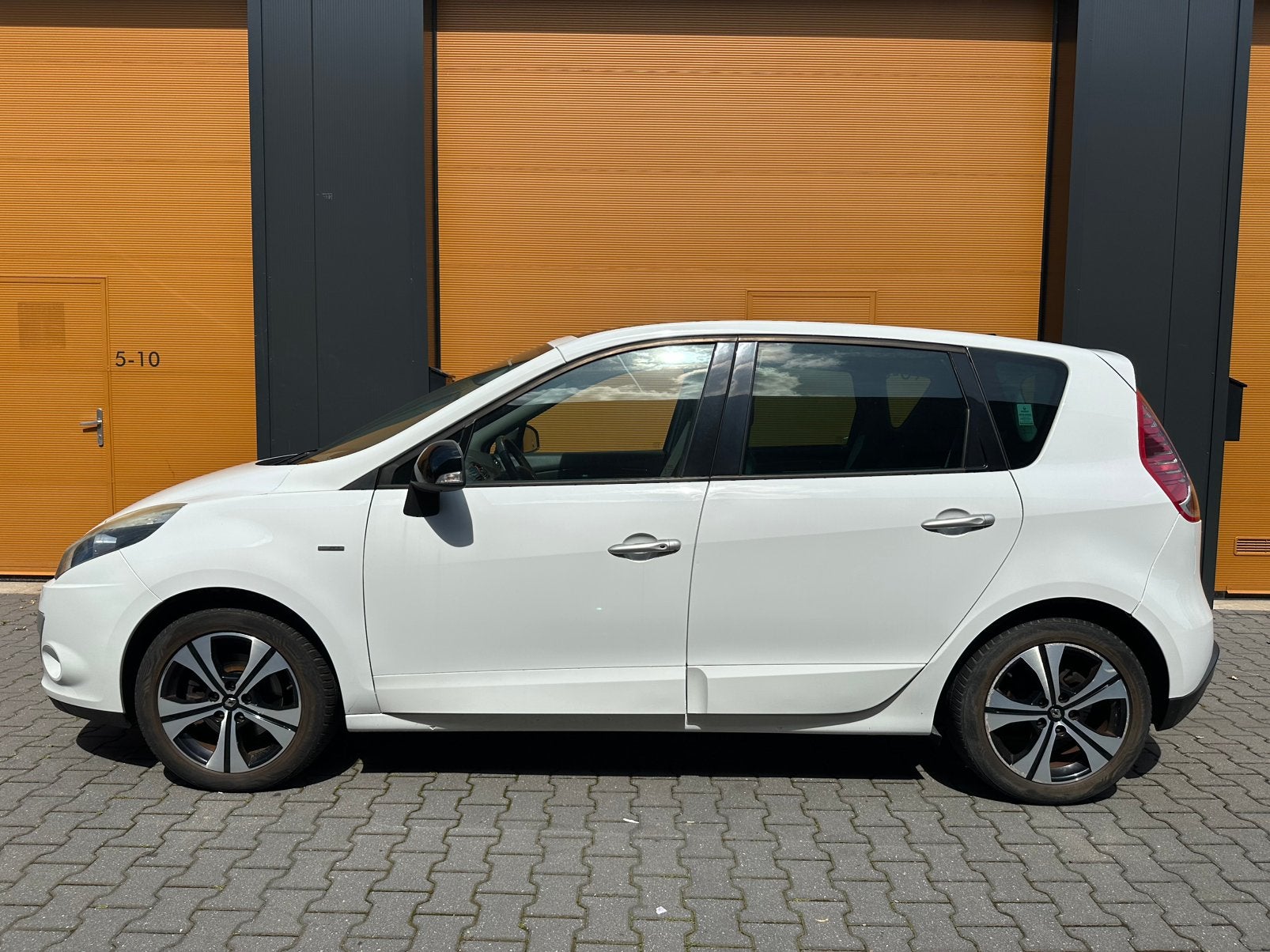 Renault Scénic 2.0 16V 103KW AUTOMAAT 5P 2011 Wit, Auto's, Zwart, 4 cilinders, Wit, Origineel Nederlands