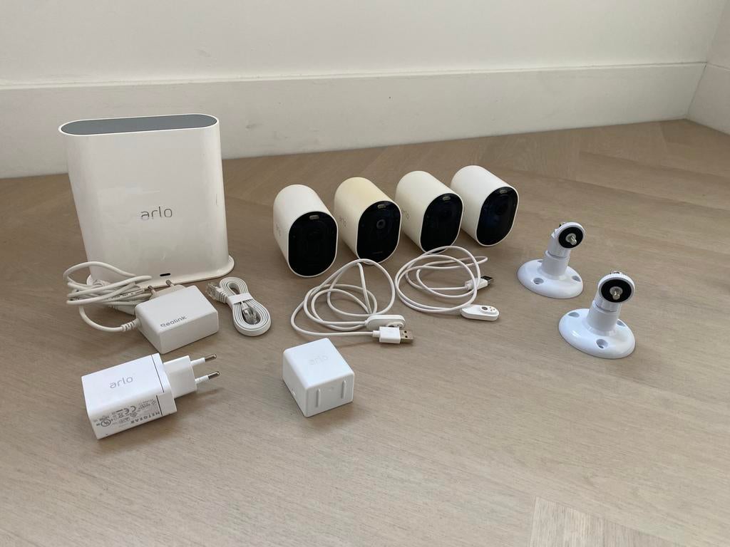 Arlo Pro 3 (4 cameras + basisstation), Ophalen of Verzenden, Gebruikt, Buitencamera