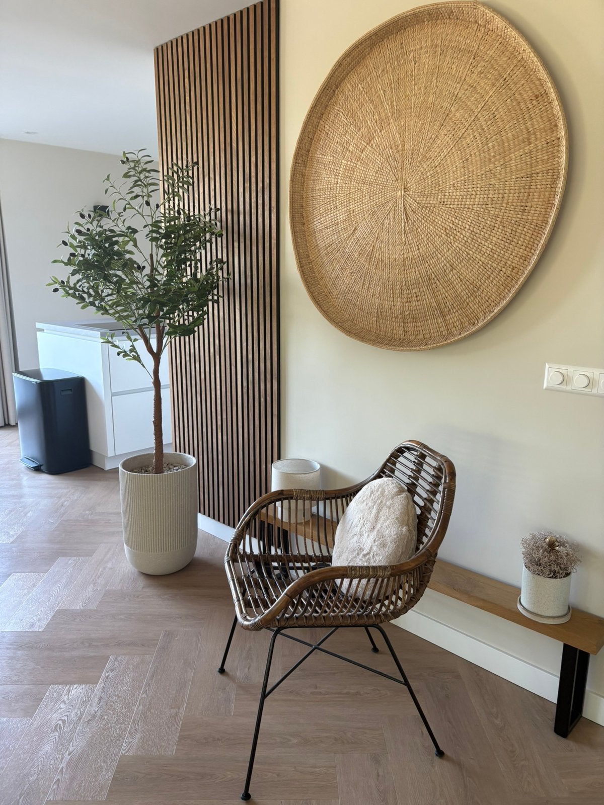 Leuke rotan stoel met armleuning, Huis en Inrichting, Stoelen, Ophalen, Bruin, Riet of Rotan, Zo goed als nieuw