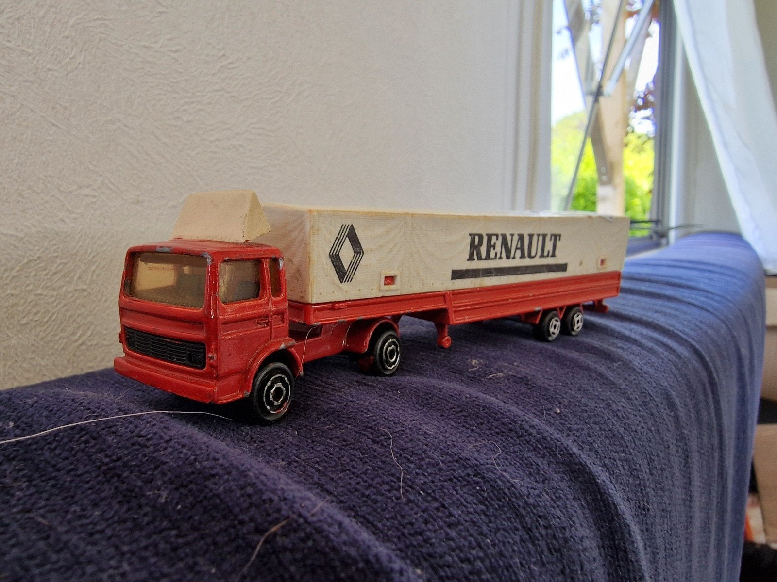 Vintage Renault Vrachtwagen Model - Rood met Zeil, Overige merken, Gebruikt, 1:50 of kleiner, Ophalen of Verzenden