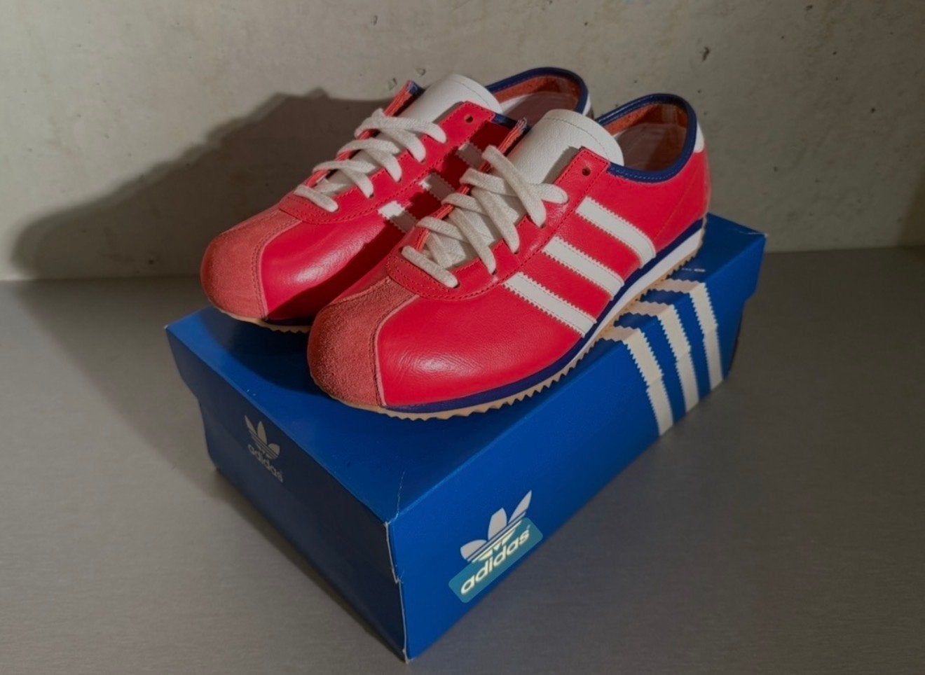 Gloednieuwe Adidas Country OG “NEON RED” Sneakers - maat 38, Verzenden, Nieuw, Sneakers of Gympen, Rood