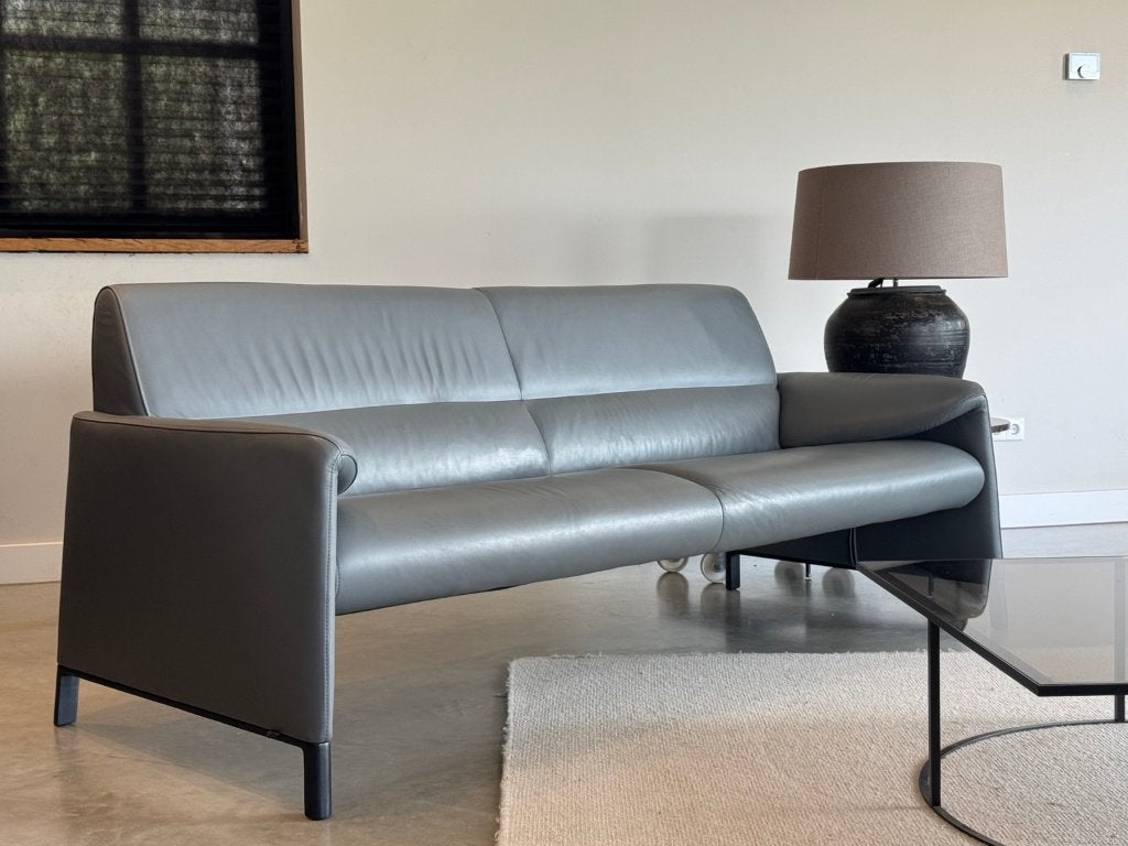 Leolux Felizia | Lage rug | Grijs leer | Topstaat, Luxe Design, Driepersoons, Ophalen of Verzenden, Zo goed als nieuw