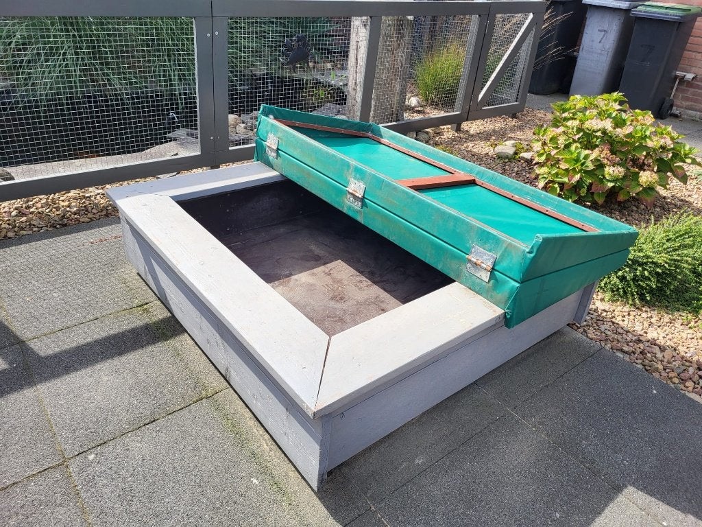 Houten zandbak met deksel, Ophalen, Zo goed als nieuw