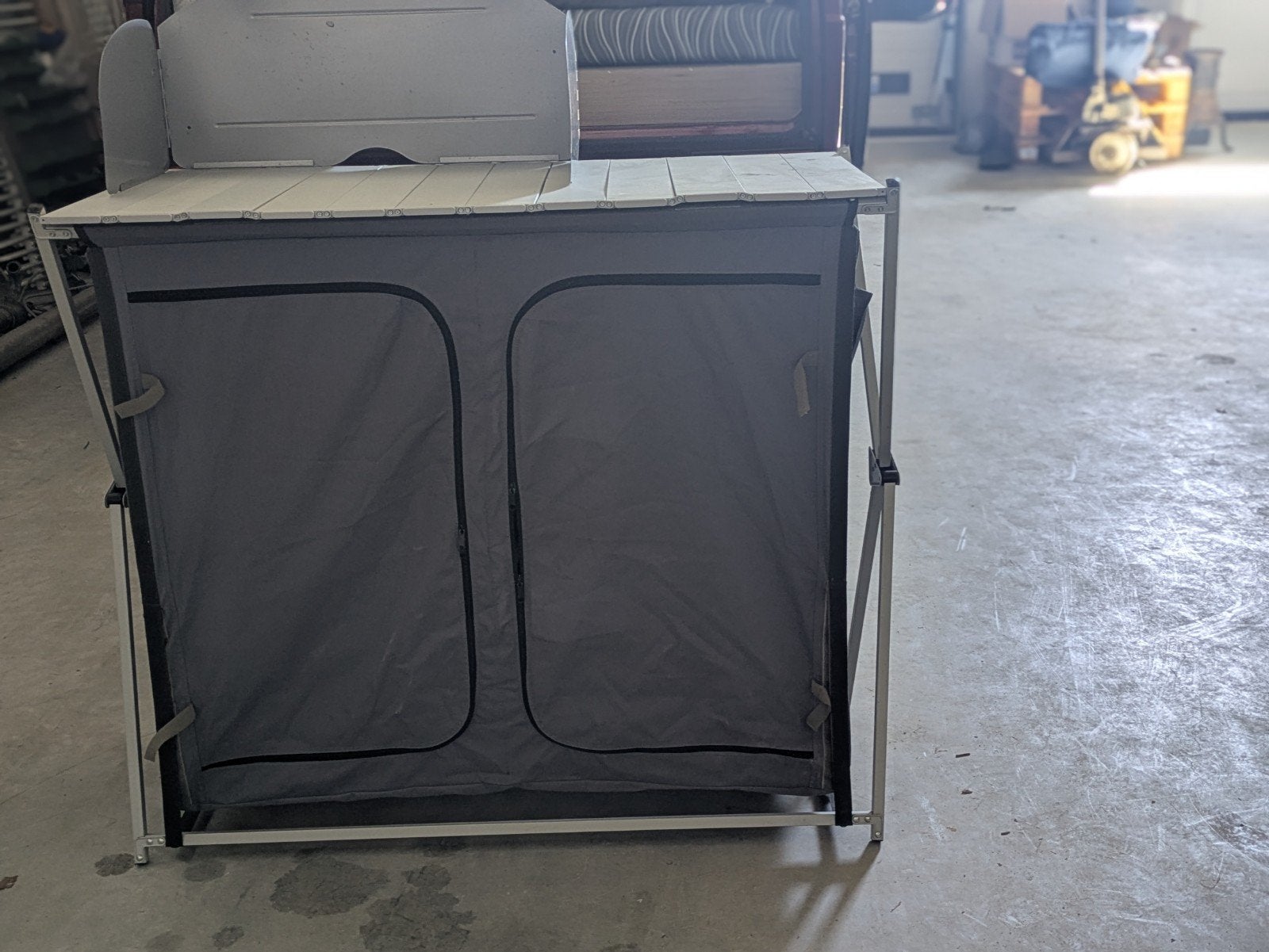 Base Camp Campingkeuken / Opbergkast - Zo goed als nieuw, Caravans en Kamperen, Kampeeraccessoires, Ophalen