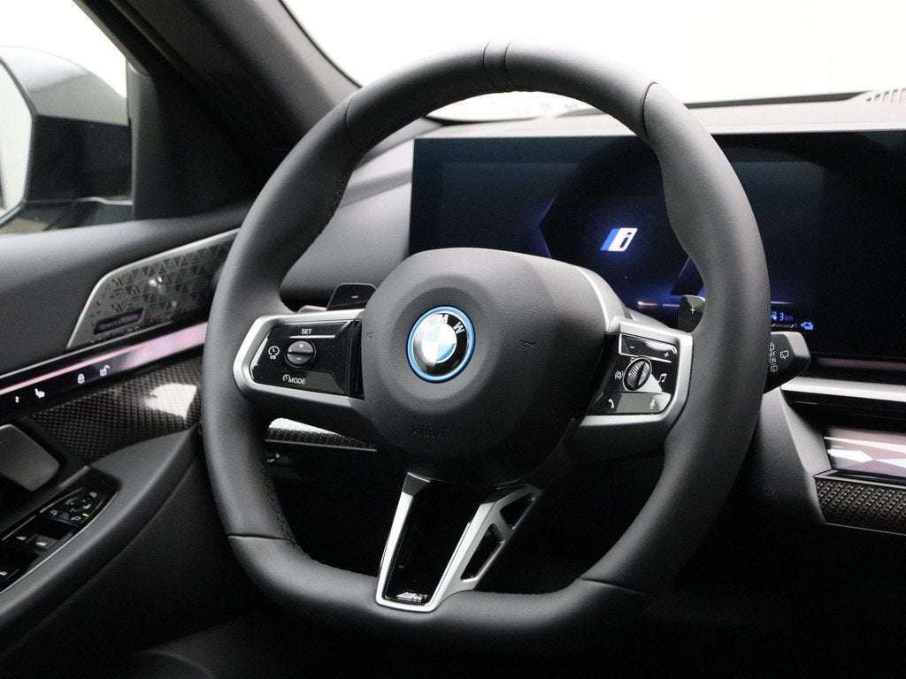 BMW 5 Serie 550e xDrive (bj 2025, automaat), Auto's, BMW, Automaat, Gebruikt, Overige brandstoffen, Zwart
