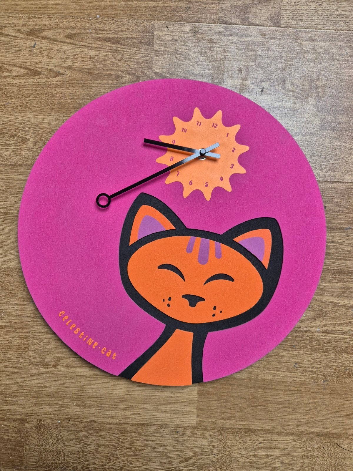 Celestine.cat Wandklok - Roze met Oranje Kat Design, Huis en Inrichting, Ophalen, Zo goed als nieuw, Wandklok
