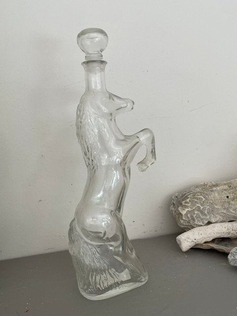 Lege glazen fles rode wodka red vodka. Steigerend paard., Ophalen