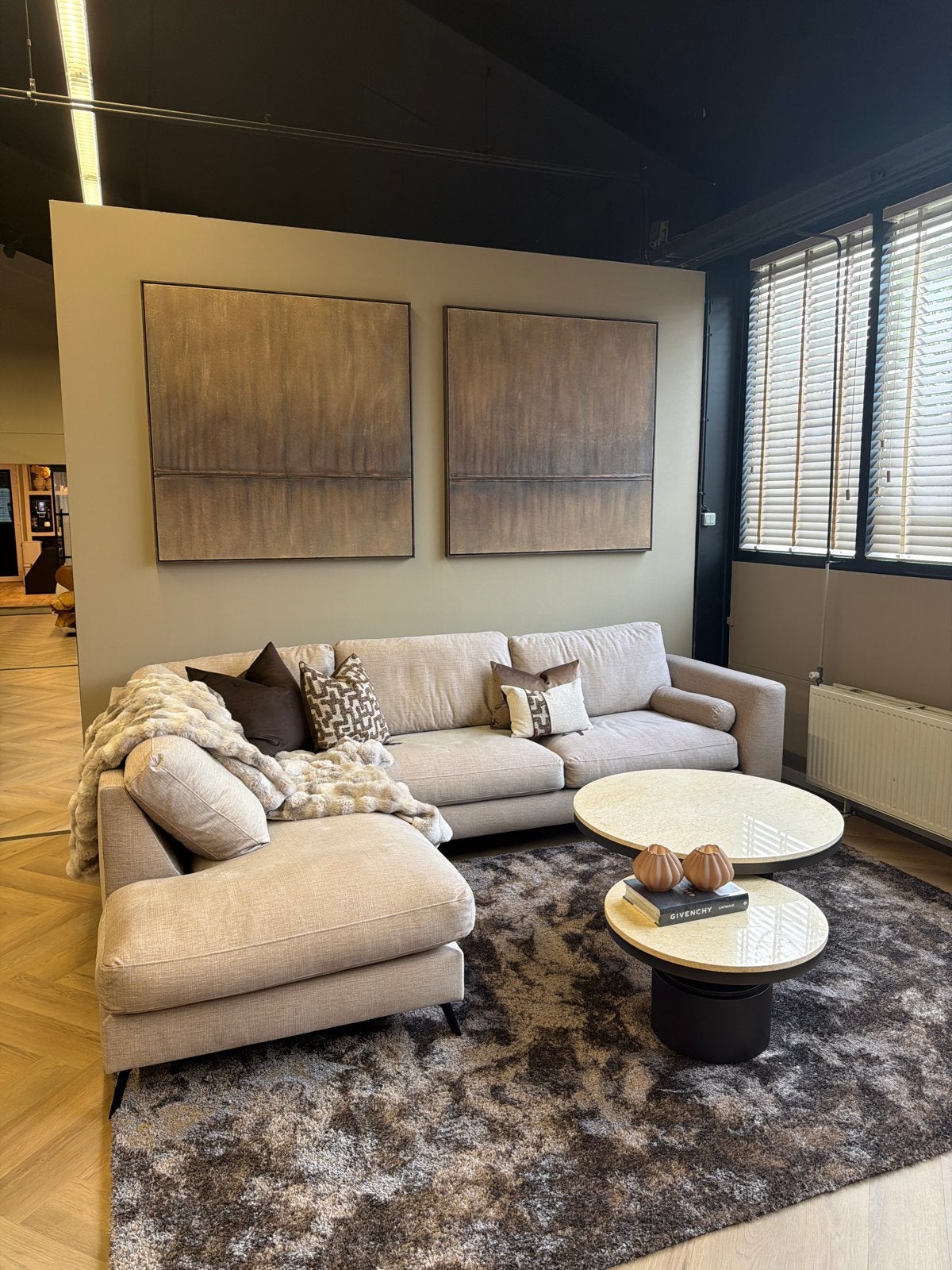 Nieuwe L loungebank taupe mag weg voor spotprijs, Huis en Inrichting, Banken | Bankstellen, Ophalen, Hoekbank, Nieuw, Stof