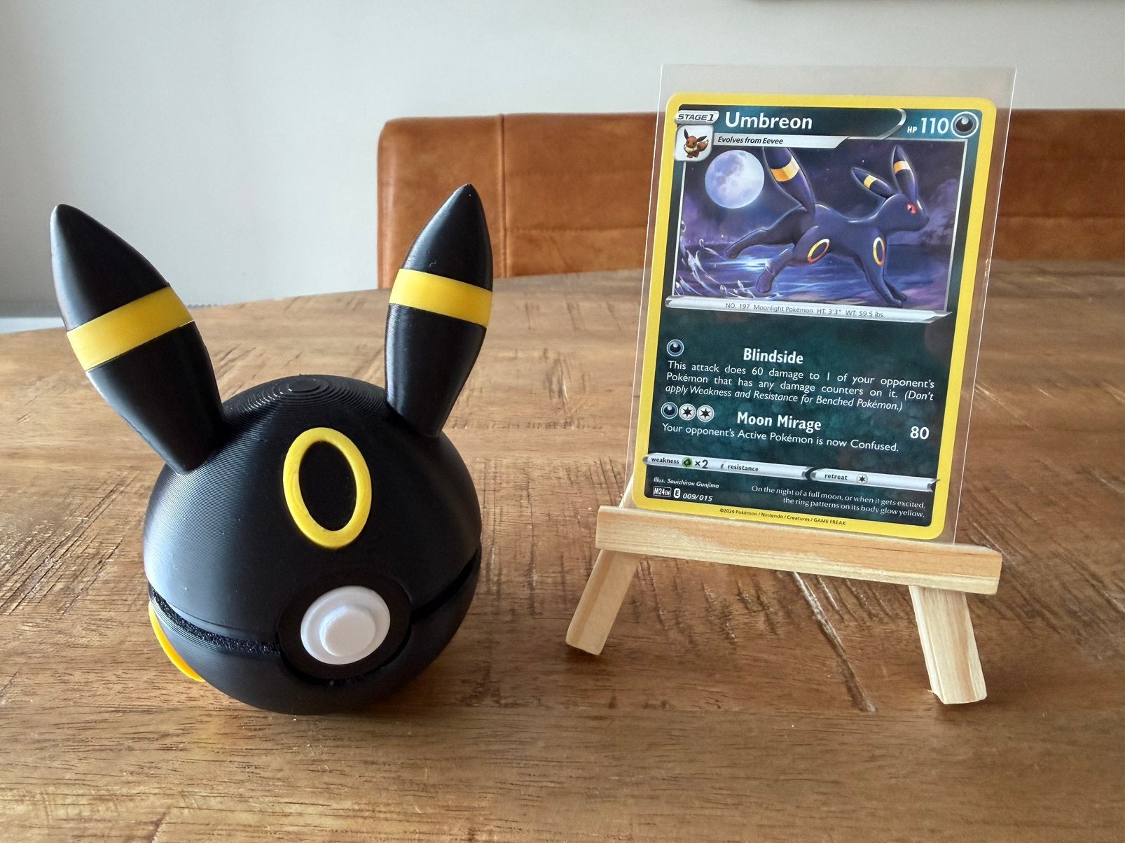 Umbreon pokemon kaart + standaard + pokeball, Ophalen of Verzenden, Zo goed als nieuw, Losse kaart, Foil