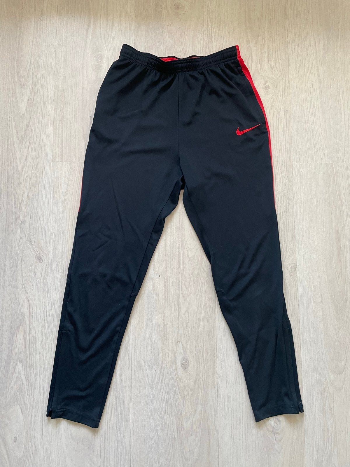 Nike Dri-Fit trainingsbroek zwart/rood maat 147-158cm, Ophalen of Verzenden, Nieuw, Jongen, Broek