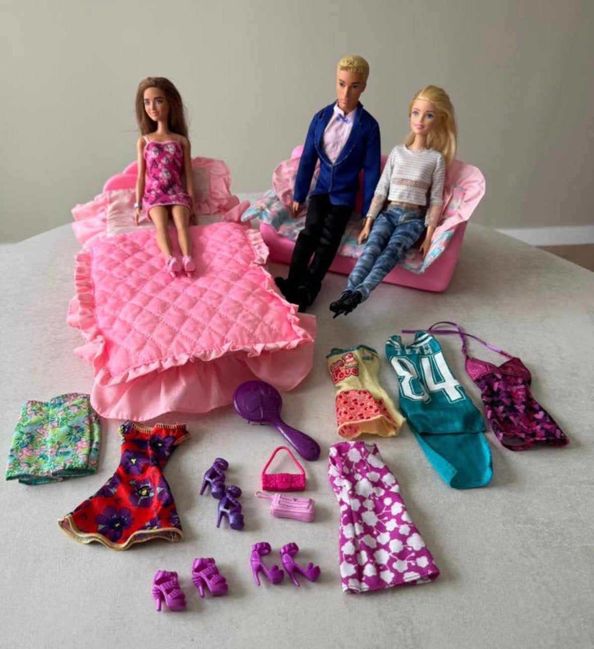 Barbie roze meubel set met vele extras bed en bank, Verzamelen, Ophalen of Verzenden, Gebruikt, Accessoires
