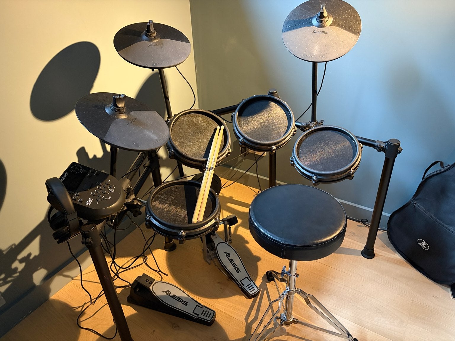Alesis Nitro elektronisch drumstel + kruk & koptelefoon, Ophalen, Gebruikt, Overige merken, Elektronisch