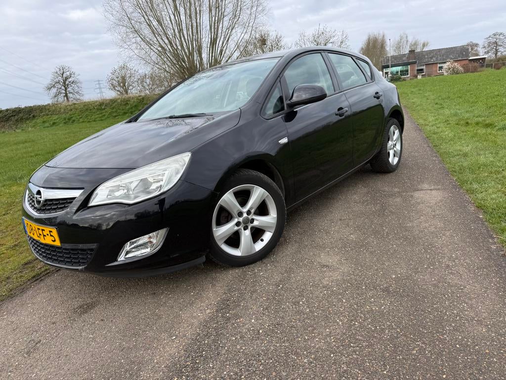 Opel Astra 1.4 Ecotec 74KW 5-D 2010 Zwart nw apk lm velgen, Auto's, Voorwielaandrijving, 100 pk, Zwart, Origineel Nederlands