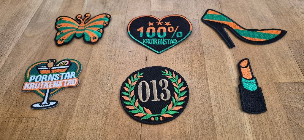 6 nieuwe 013 carnavals emblemen, Ophalen of Verzenden, Nieuw, Carnaval, Accessoires