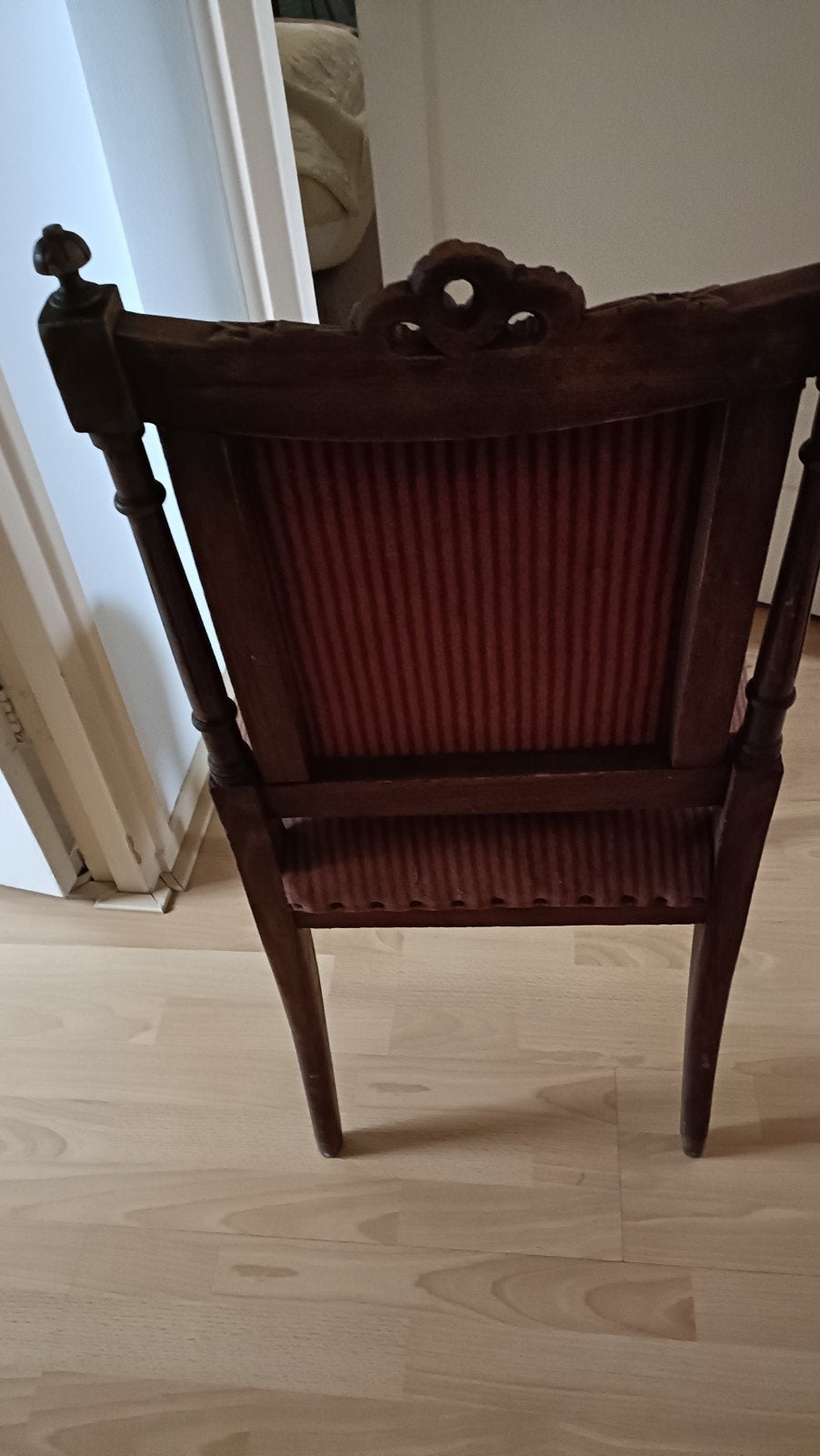 Antieke houten stoel met rood gestreepte bekleding, Ophalen of Verzenden