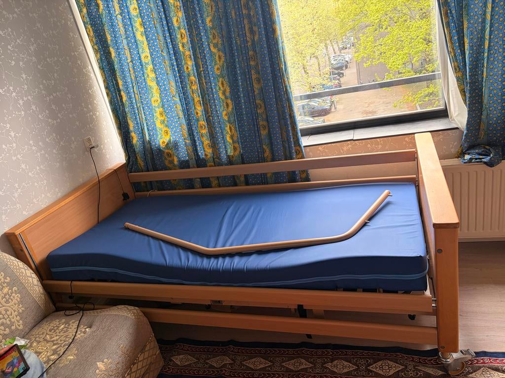 Hoog-laag bed /senioren bed  met matras - Zo goed als nieuw, Ophalen, Verstelbaar, 90 cm, Eenpersoons