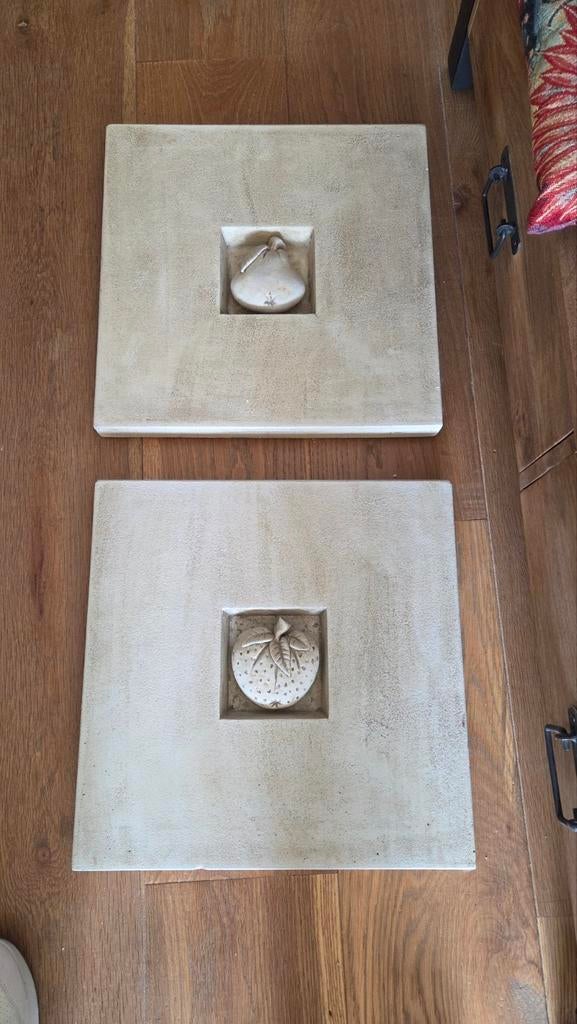2 decoratieve zandkleurige tegels met fruitreliëf, Ophalen
