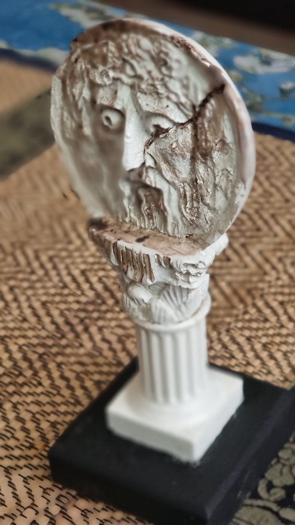 BOCCA DELLA VERITA OP PILAAR EN VOETSTUK, Overige onderwerpen, Minder dan 20 cm, Beeld, Composieten