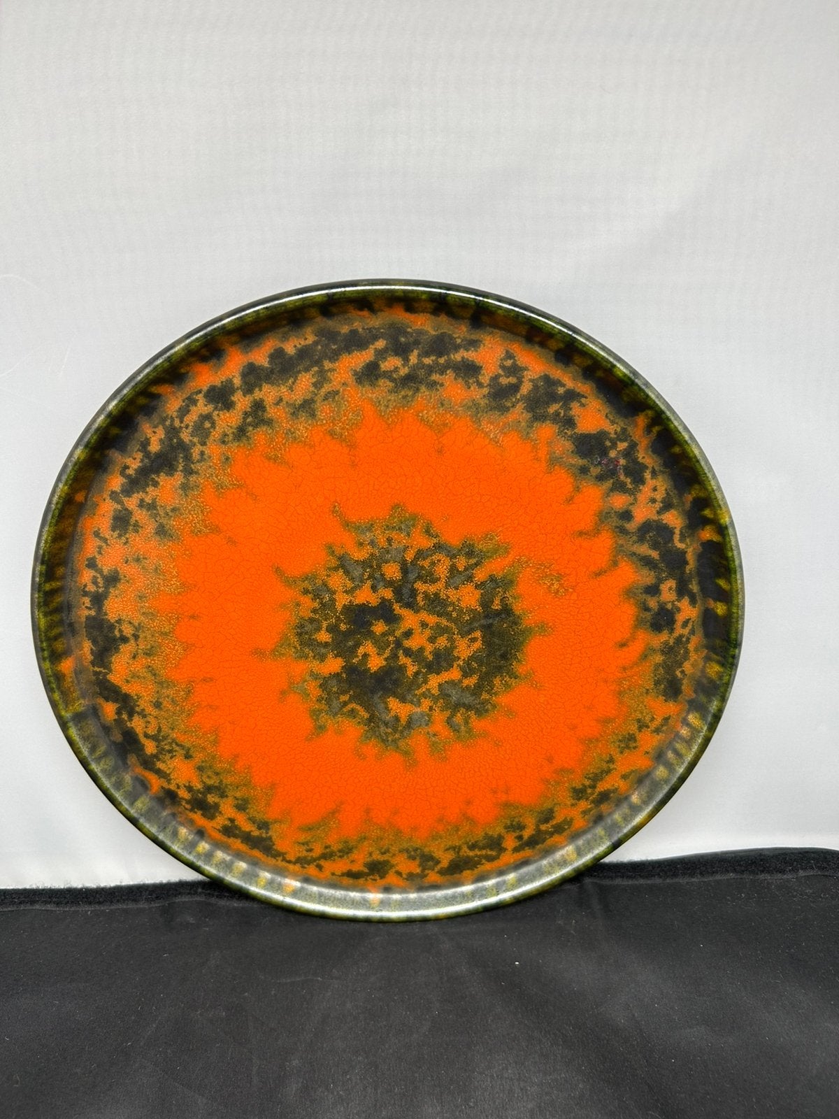 Art Deco schaal/bord Arnhemsche Fayence Oranje Zwart 26,5cm, Ophalen