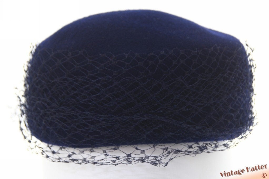 Vintage Dames cocktailhoed donker blauw vilt met voile 55 =S, Ophalen of Verzenden, Gedragen, 55 cm (S, 6⅞ inch) of minder, Hoed