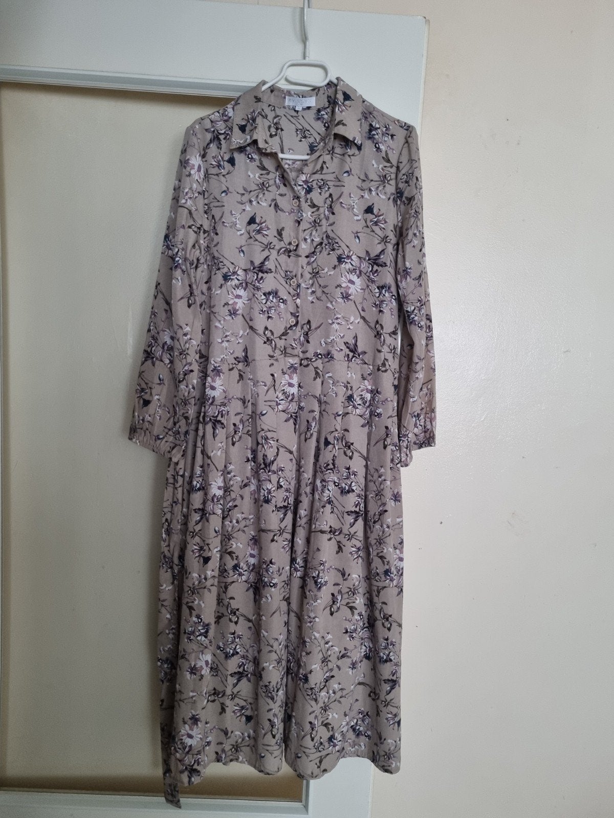 Bloemenjurk met lange mouwen en knoopsluiting, Kleding | Dames, Maat 38/40 (M), Beige, Ophalen of Verzenden, Zo goed als nieuw