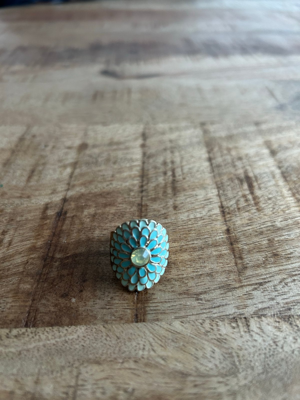 Goudkleurige ring met turquoise bloem en gele steen, Overige materialen, Ophalen of Verzenden, Zo goed als nieuw, 17 tot 18