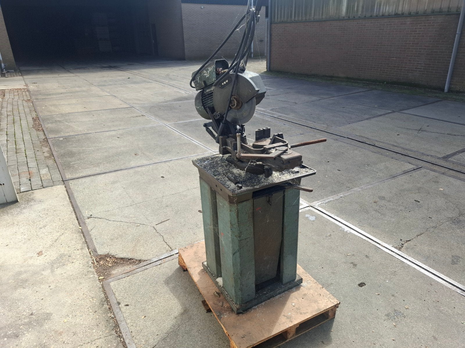Bewo model afkortzaag Cirkelzaag 380V met Snelspansysteem, Doe-het-zelf en Verbouw, Ophalen, Gebruikt, Cirkelzaag, 70 mm of meer
