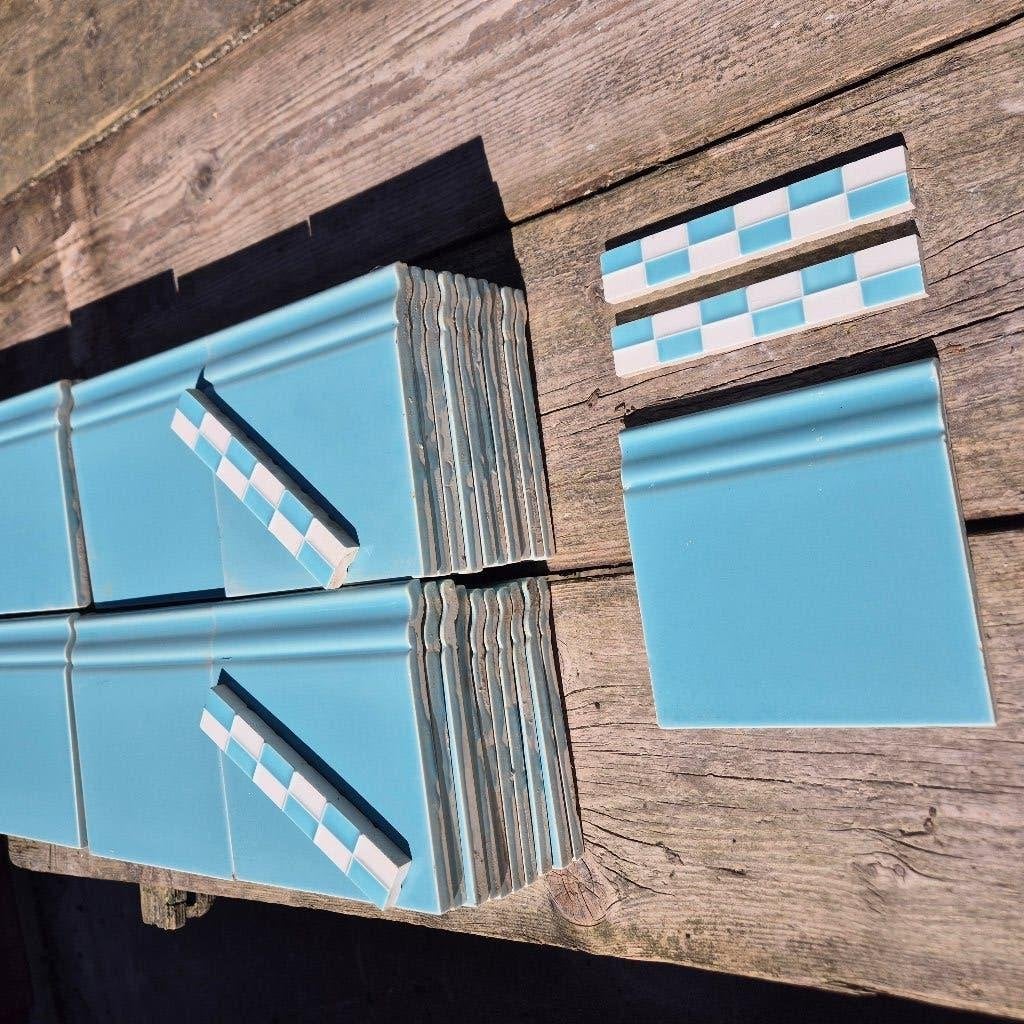 75 antieke plinten turquoise blauw en geblokte randjes, Ophalen