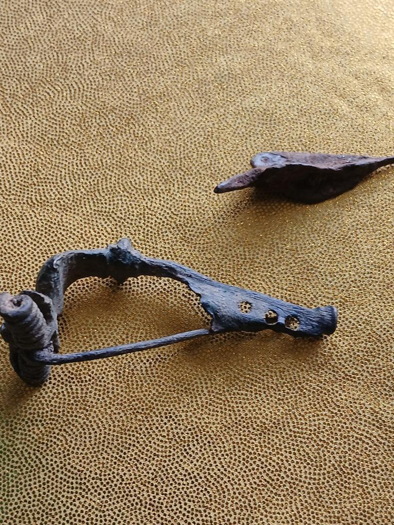 Oude Romeinse fibula en speerpunt, Antiek en Kunst, Ophalen of Verzenden