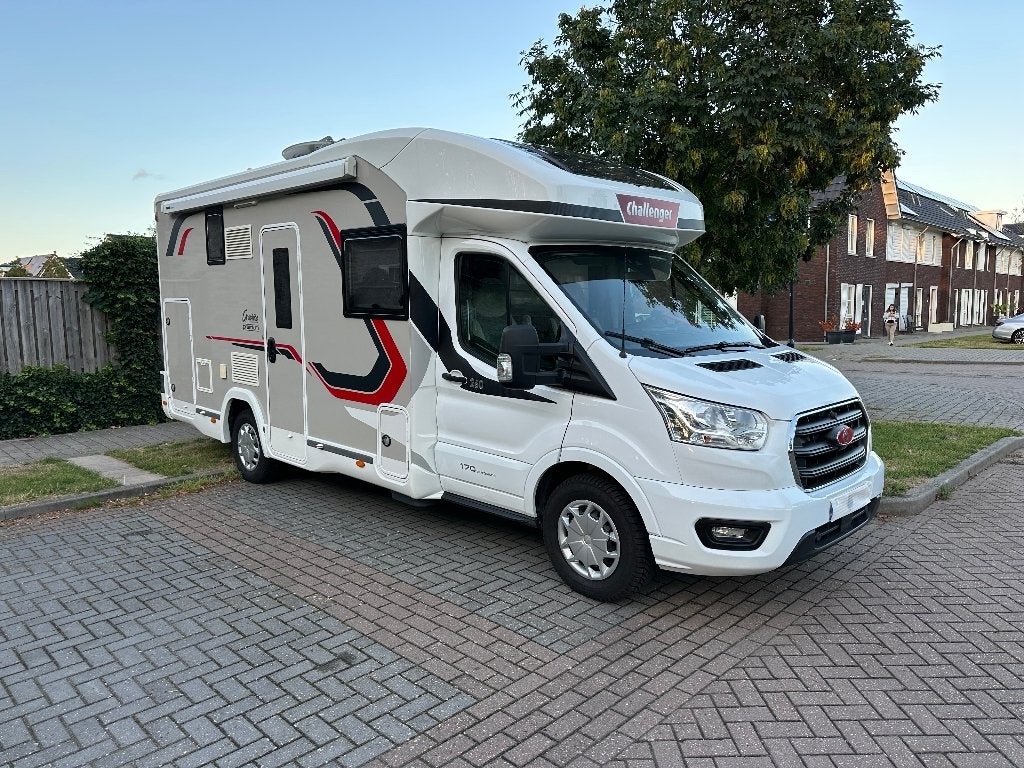 Challenger 260/ face to face/ automaat/ 2021/ nieuwstaat, Caravans en Kamperen, Campers, Automaat, Koelkast, Ford, 6 tot 7 meter