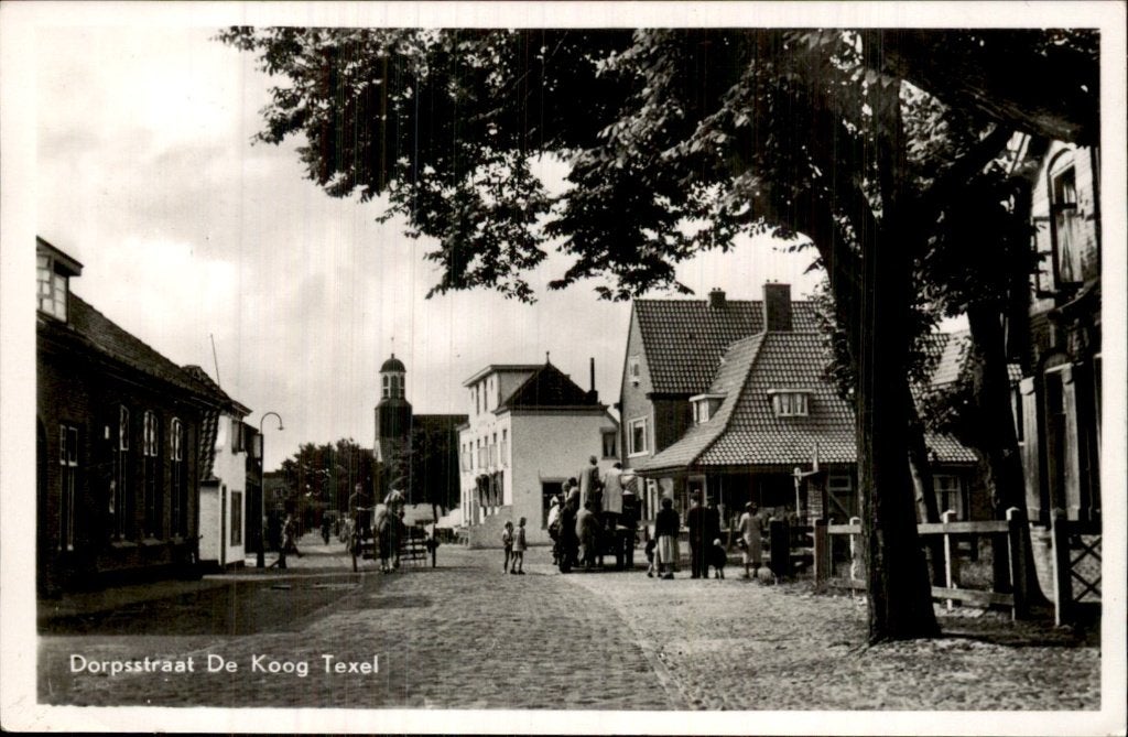 De Koog - Dorpsstraat - Straatbeeld met kerk, Ophalen of Verzenden, 1940 tot 1960, Gelopen, Noord-Holland