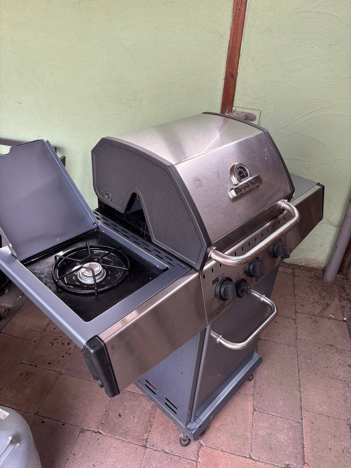 Broil King gasbarbecue met zijbrander en hoes, Ophalen, Gebruikt