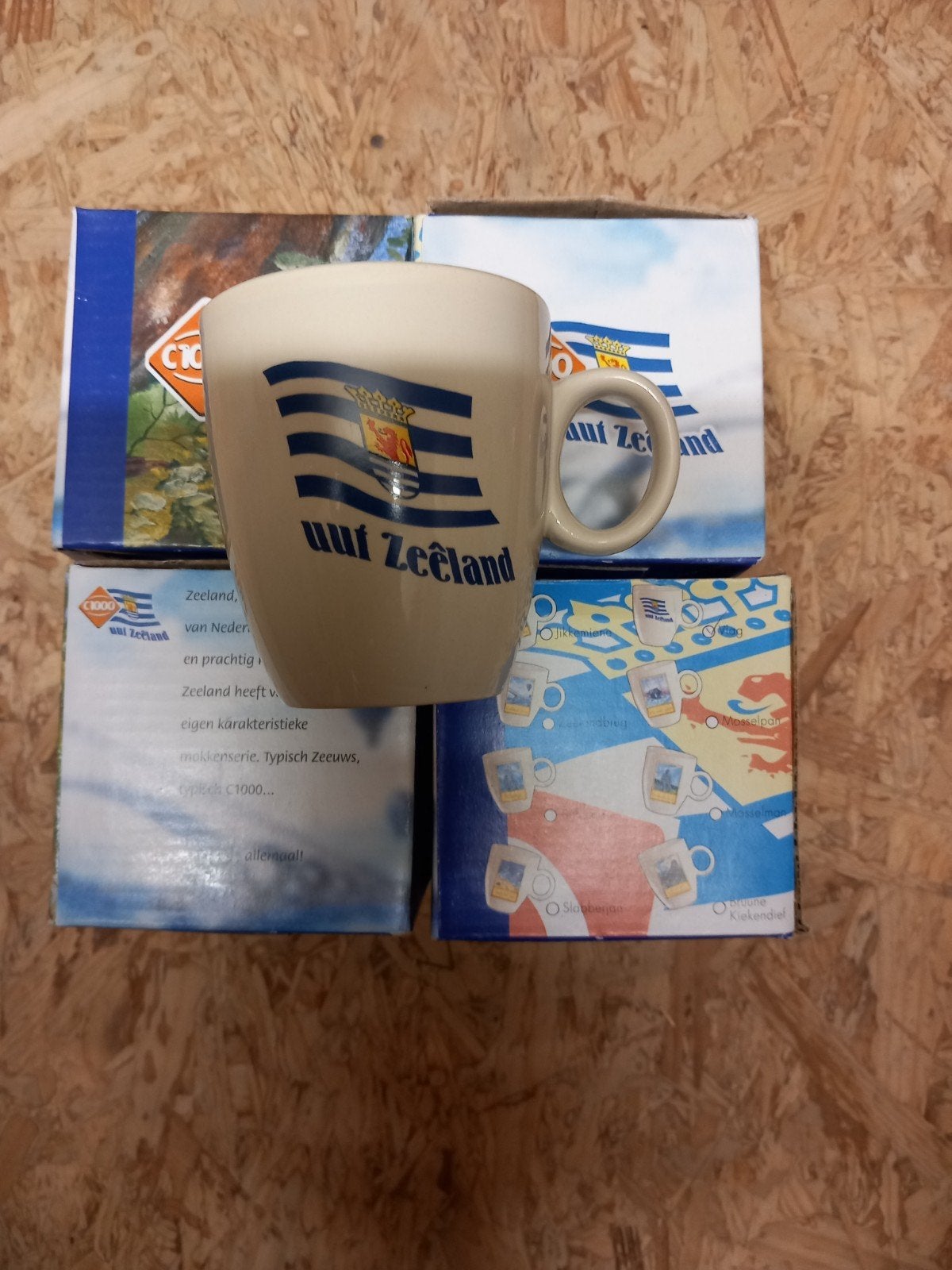 Mok 'uut Zeêland' - Typisch Zeeuws souvenir, nieuw 4 stuks, Ophalen of Verzenden, Nieuw, Overige stijlen, Kop(pen) en/of Schotel(s)